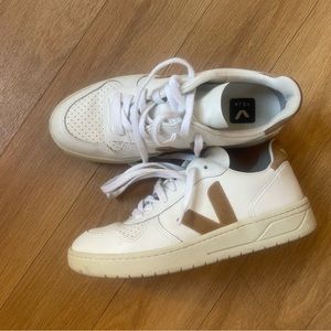 Veja V-10 Suede-Trimmed Leather sneakers. Size EU 37 / US 6 / UK 4